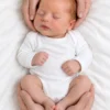 newborn-031 דוגמת צילום ניו־בורן שנוצרה ב־AI מתוך חבילת רגעים ראשונים