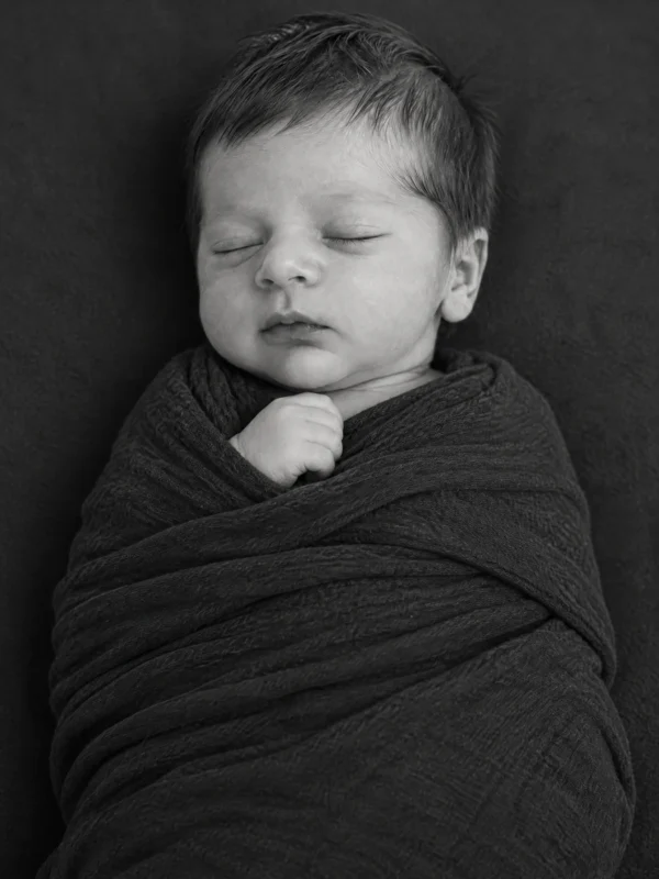 newborn-051 דוגמת צילום ניו־בורן שנוצרה ב־AI מתוך חבילת רגעים ראשונים